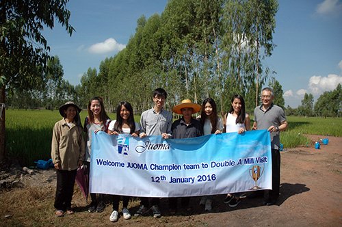 The JUOMA champions’ KHAN-NA experience! (L-R) Laom, <b>Double A</b> contract farmer; Sharon Lam, <b>Double A</b> Hong Kong Marketing Executive; Mandy Tong, Donald Mok, Kamon Changgep, <b>Double A</b> contract farmer; Peony Hung, Marilyn Au and Thirawit Leetavorn, <b>Double A</b> Senior Executive Vice President.