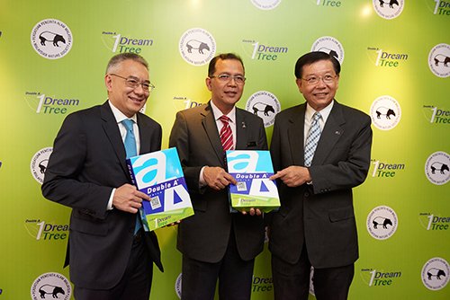 (L-R) Mr. Thirawit Leetavorn showing Yang Berhormat Datuk Ir. Haji Hamim bin Samuri and Henry Goh the 1Dream1Tree QR code mechanism.