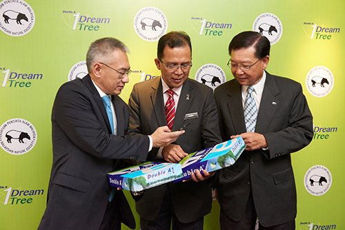 (L-R) Mr. Thirawit Leetavorn showing Yang Berhormat Datuk Ir. Haji Hamim bin Samuri and Henry Goh the 1Dream1Tree QR code mechanism.