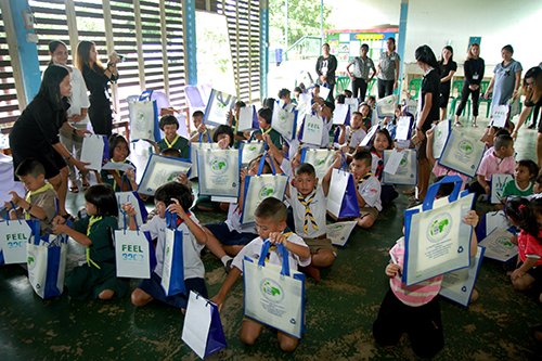 The students showing their eco-friendly bags.