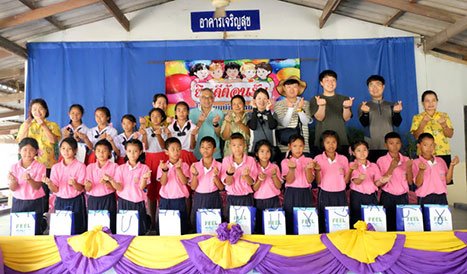 Mr.Thirawit Leetavorn and delegation of KFS took a photo with Yan-Nang-Wing teachers and students