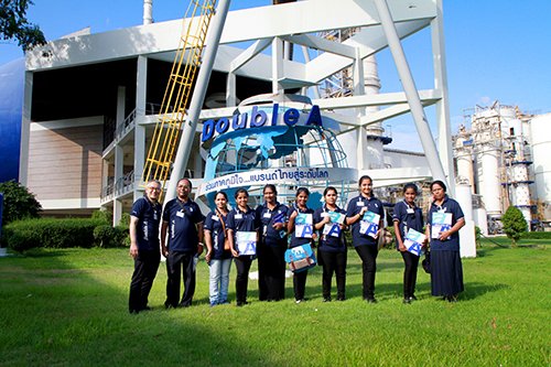 Mr. Mirisage Joseph Jayavilal Fernando (2nd from left), Deputy Director General of Central Environmental Authority Sri Lanka; Mrs. Vinodya Prabhashini Wijesuriya (3rd from left), Assistant Director of Education in Agriculture and Environment Studies of Ministry of Education Sri Lanka standing beside the champions of Friends of the Planet from Vincent Girls’ High School, namely, Ms.Thuwaraha Suntharalingam, Ms. Pavithira Primraj Ravichandra, Ms. Litharshika Sadatchararajah, Ms. Abarna Kumarakuruparan, and Ms. Tharshana Thevaraj; Mrs. Amara Thevakanthan (5th from left), Project Teacher; and Mrs. R. Kanagasingam (rightmost), Principal of Vincent Girls’ High School – Batticaloa, were warmly welcomed by Mr. Thirawit Leetavorn (leftmost), <b>Double A</b> Senior Executive Vice President to <b>Double A</b> mill.