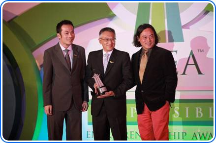 Mr. Thirawit Leetavorn (center), <b><i>Double A</i></b> Senior Executive Vice President receives the Green Leadership Award from </br>Mr. William Ng (left), President of Enterprise Asia and Mr. Michael Ma, CEO of IndoChine Group.
